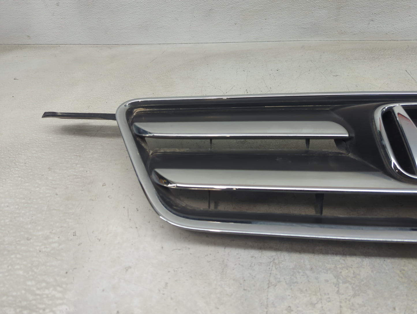 2005-2006 Honda Cr-v Front Grille Bumper Not Included - Oemusedautoparts1.com