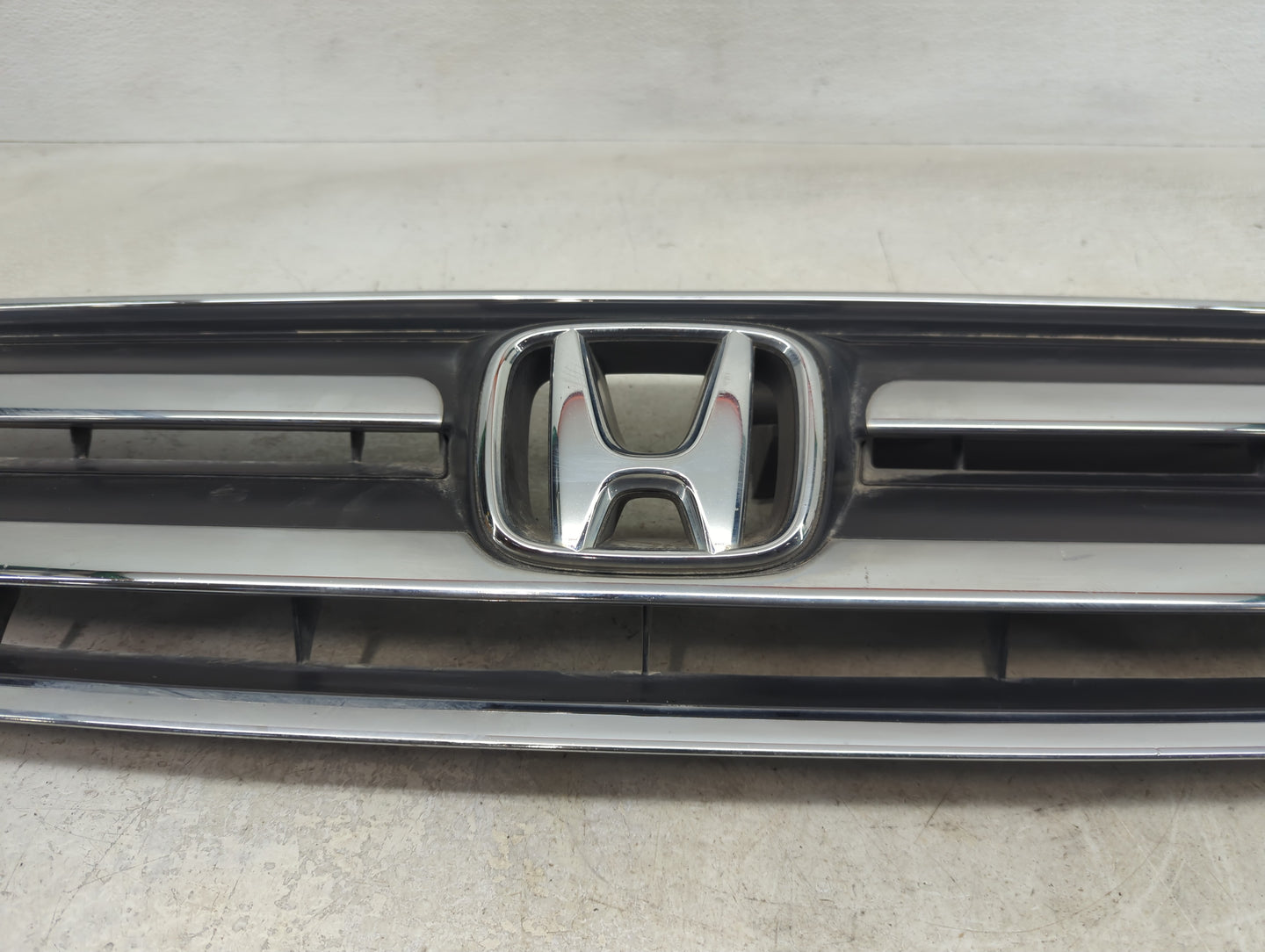 2005-2006 Honda Cr-v Front Grille Bumper Not Included - Oemusedautoparts1.com
