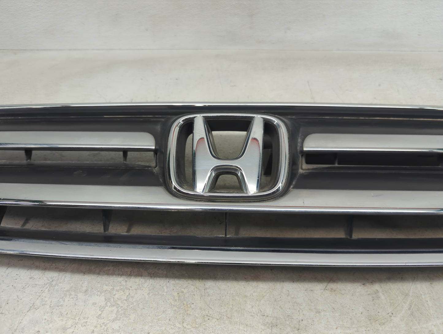 2005-2006 Honda Cr-v Front Grille Bumper Not Included - Oemusedautoparts1.com