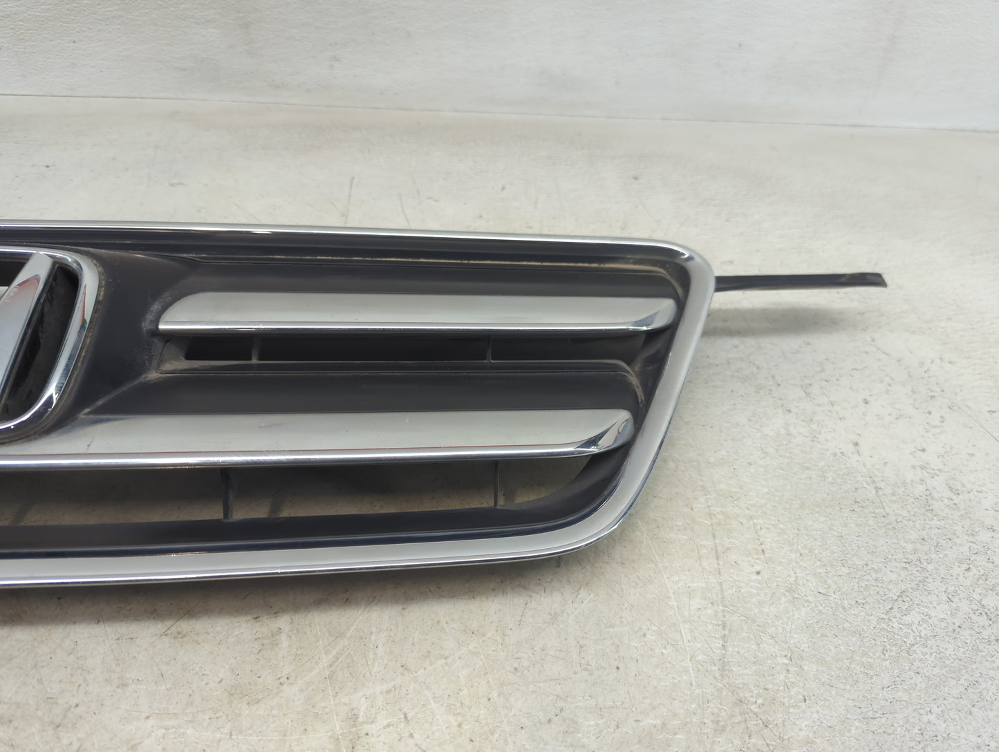 2005-2006 Honda Cr-v Front Grille Bumper Not Included - Oemusedautoparts1.com