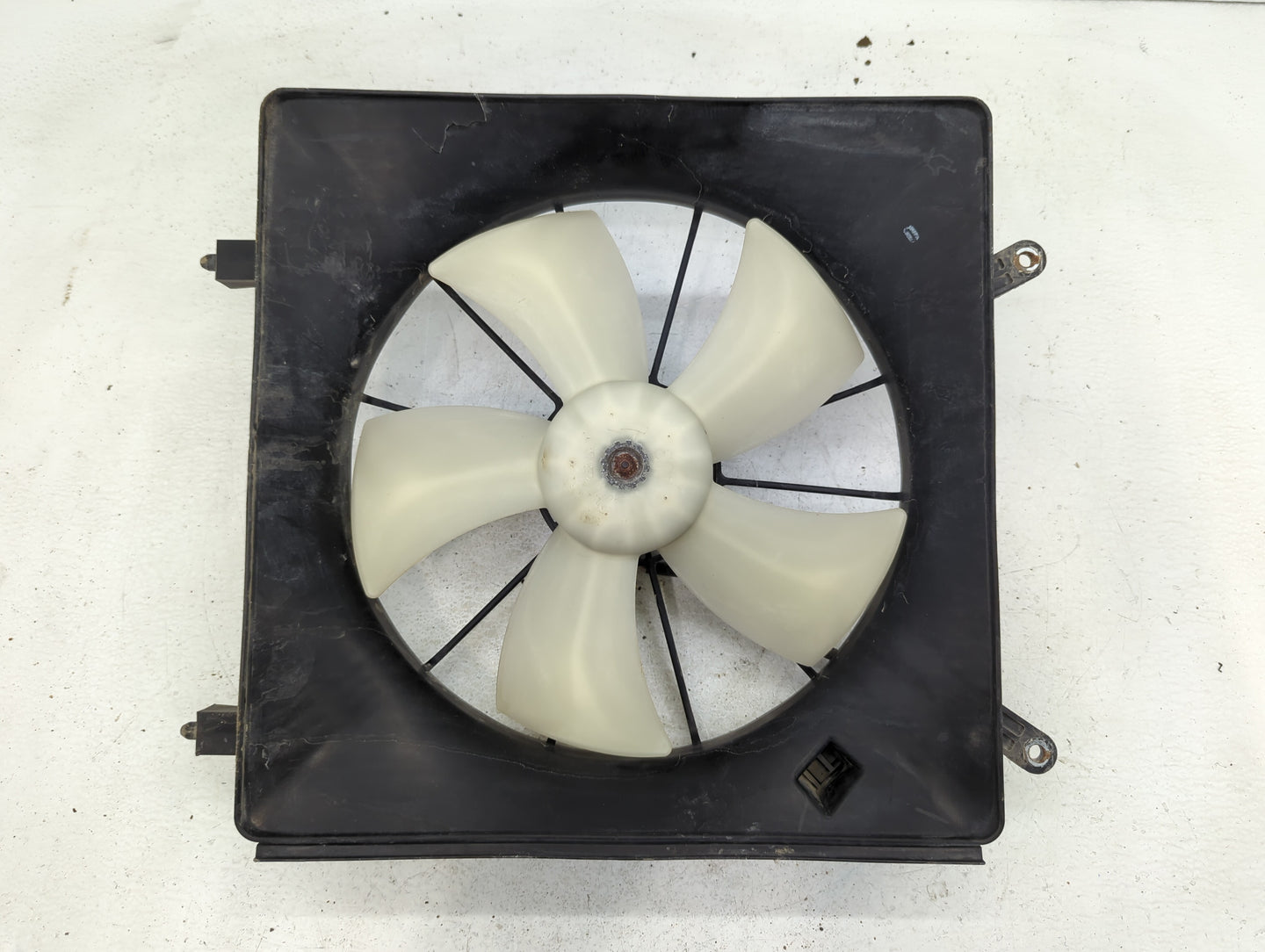 2002-2006 Honda Cr-v Left Radiator Fan Motor Assembly - Oemusedautoparts1.com