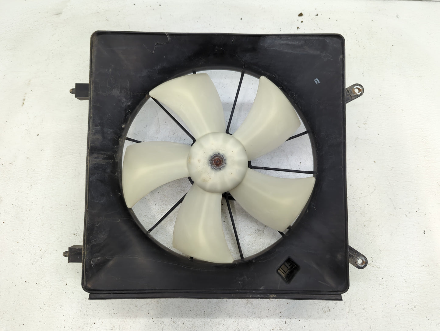 2002-2006 Honda Cr-v Left Radiator Fan Motor Assembly - Oemusedautoparts1.com