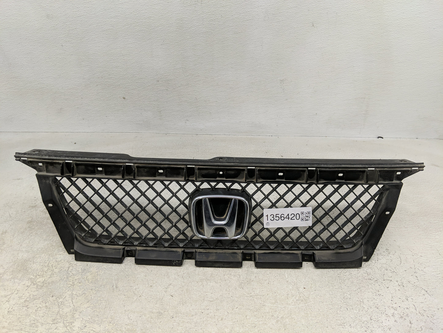 2003-2006 Honda Element Front Grille Bumper Not Included - Oemusedautoparts1.com
