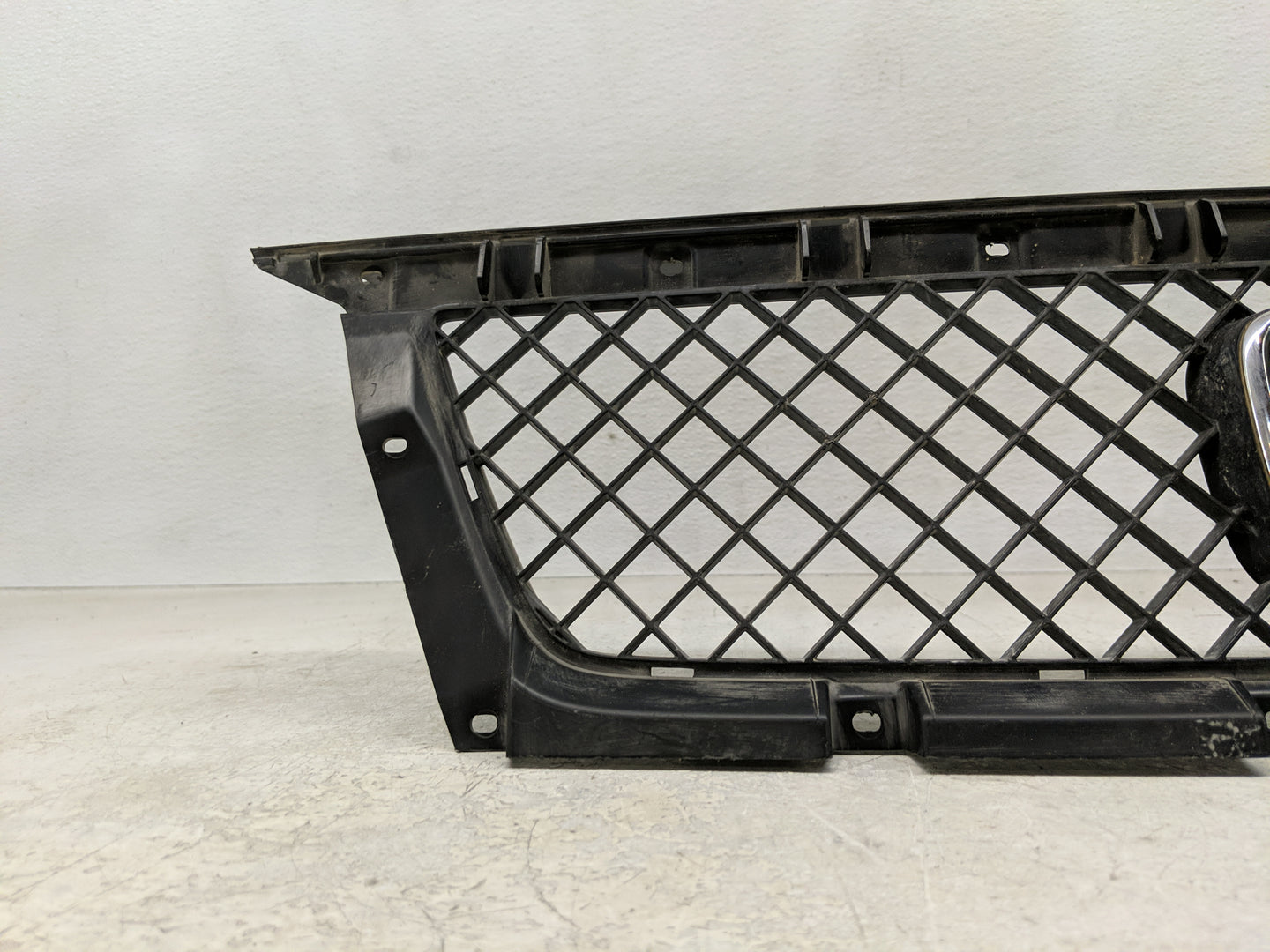 2003-2006 Honda Element Front Grille Bumper Not Included - Oemusedautoparts1.com