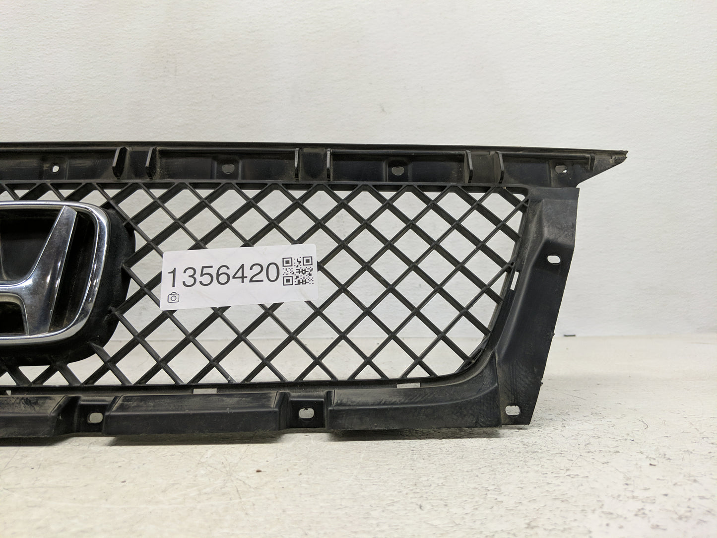 2003-2006 Honda Element Front Grille Bumper Not Included - Oemusedautoparts1.com