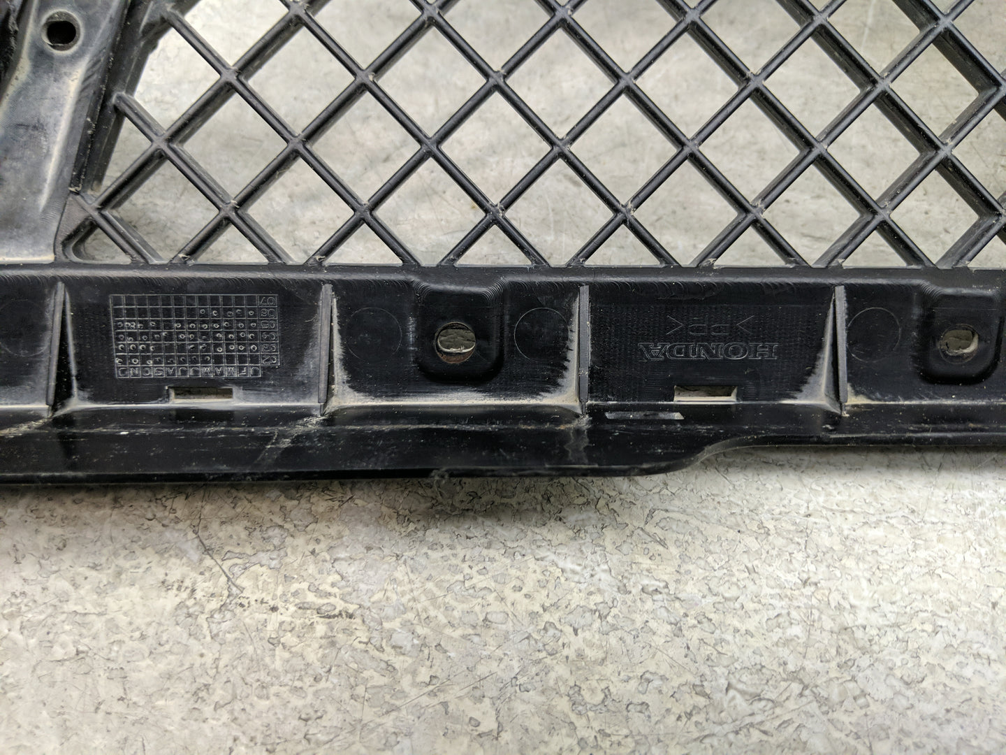 2003-2006 Honda Element Front Grille Bumper Not Included - Oemusedautoparts1.com