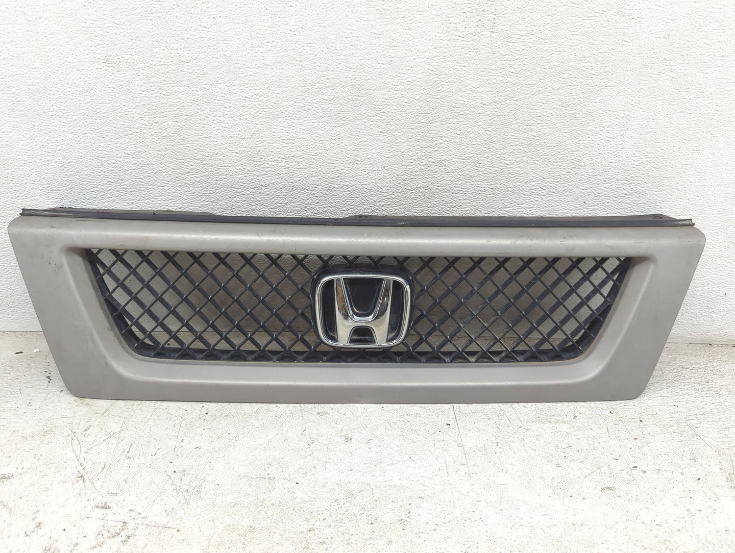 2003-2006 Honda Element Front Grille Bumper Not Included - Oemusedautoparts1.com