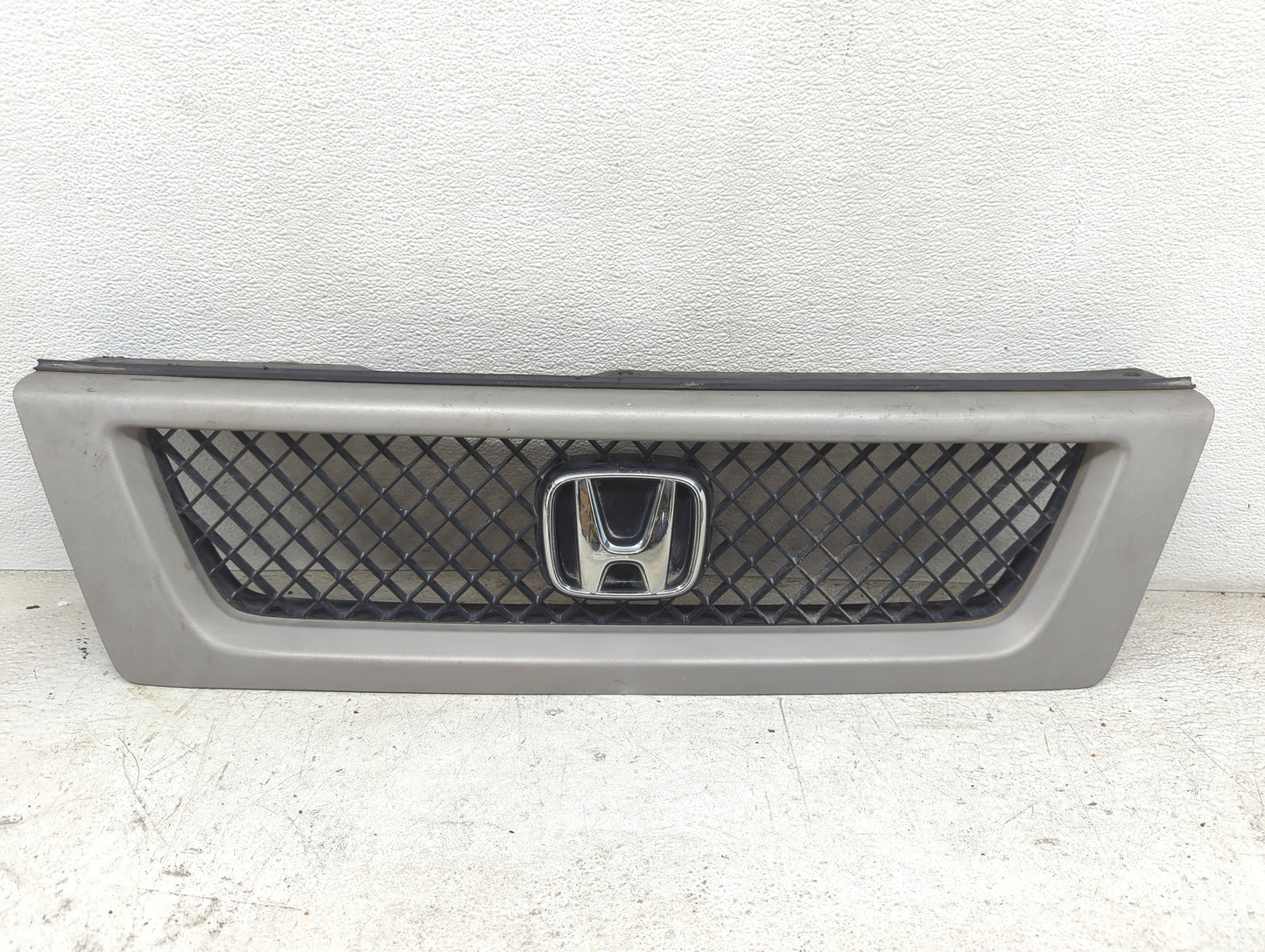 2003-2006 Honda Element Front Grille Bumper Not Included - Oemusedautoparts1.com