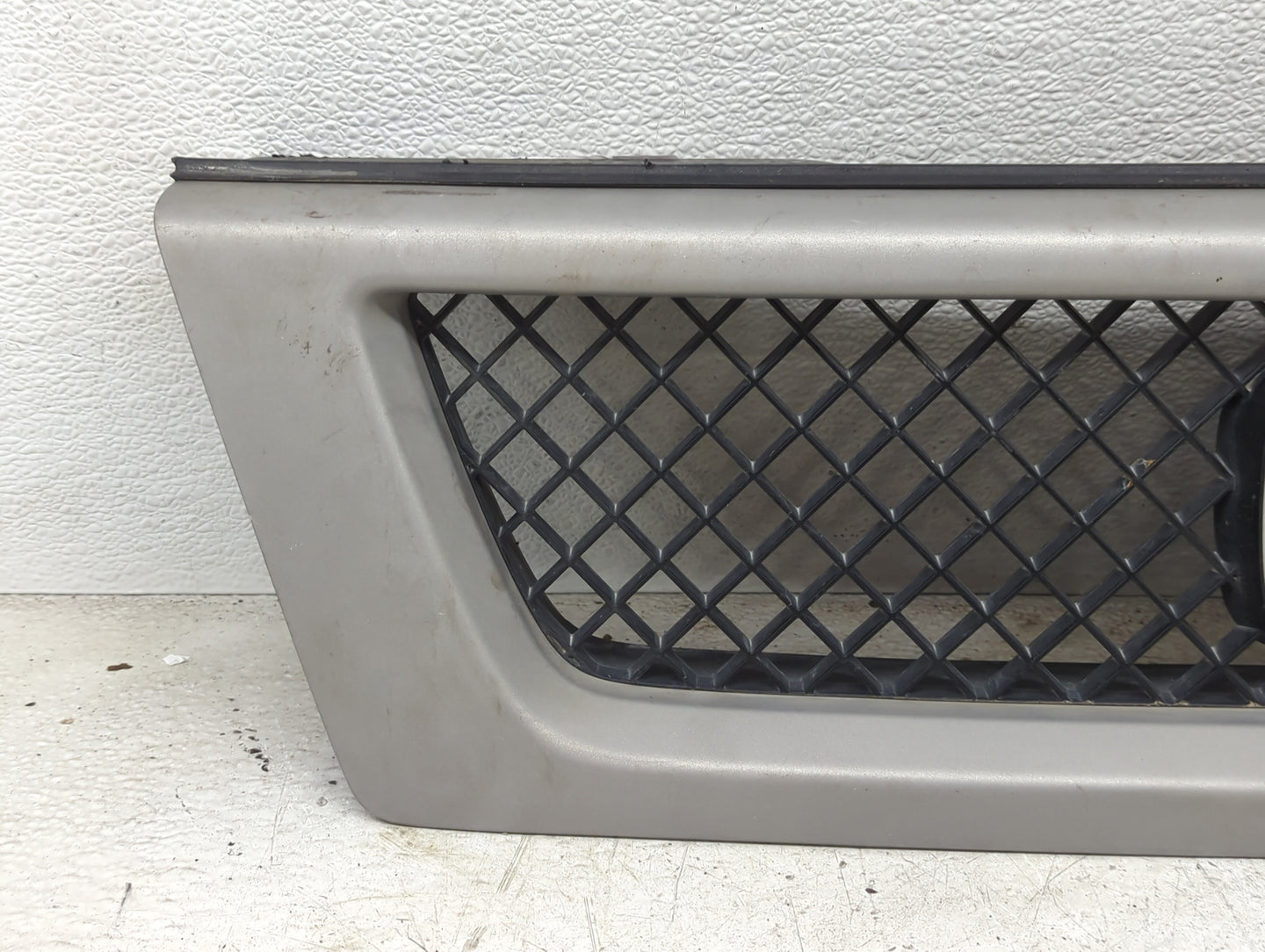 2003-2006 Honda Element Front Grille Bumper Not Included - Oemusedautoparts1.com
