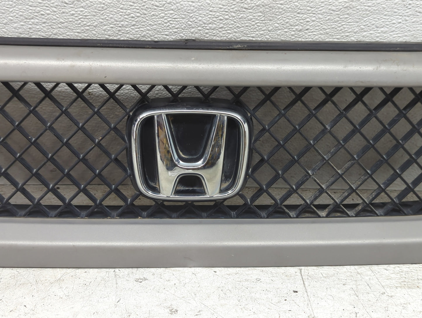 2003-2006 Honda Element Front Grille Bumper Not Included - Oemusedautoparts1.com