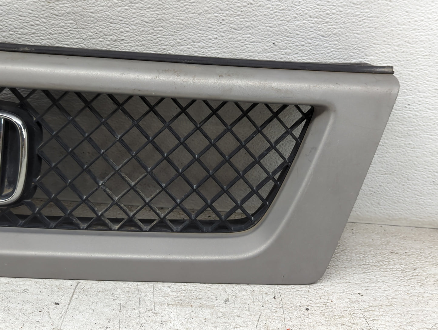 2003-2006 Honda Element Front Grille Bumper Not Included - Oemusedautoparts1.com