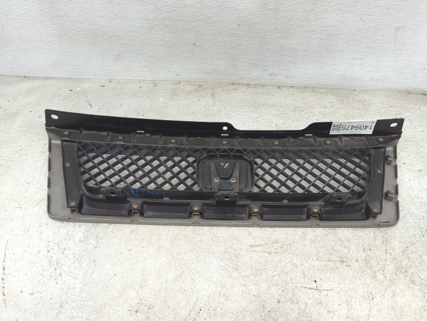2003-2006 Honda Element Front Grille Bumper Not Included - Oemusedautoparts1.com