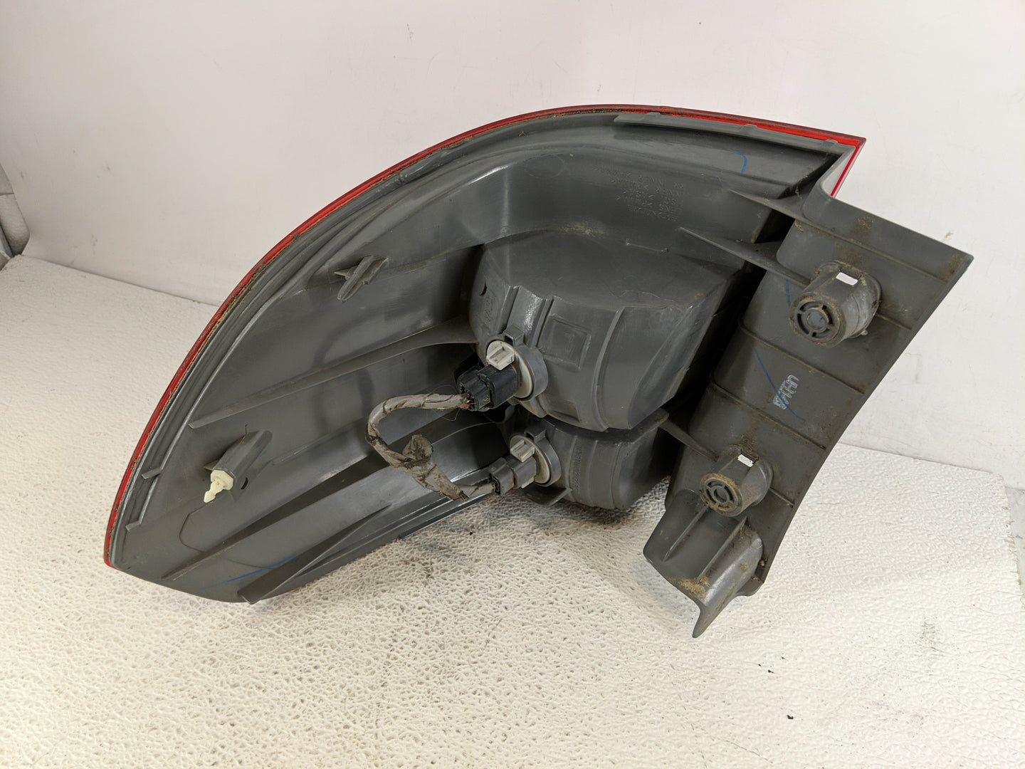 2005-2006 Honda Odyssey Tail Light Assembly Driver Left OEM Fits Fits 2005 2006 OEM Used Auto Parts - Oemusedautoparts1.com