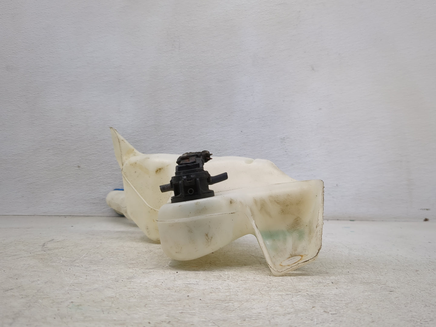 2005-2010 Honda Odyssey Windshield Washer Fluid Reservoir Bottle Oem - Oemusedautoparts1.com