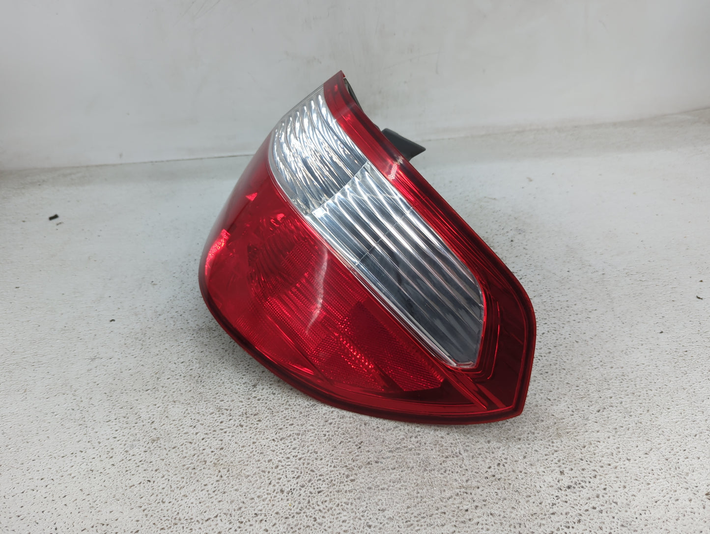 2005-2006 Honda Odyssey Tail Light Assembly Passenger Right OEM Fits Fits 2005 2006 OEM Used Auto Parts - Oemusedautoparts1.