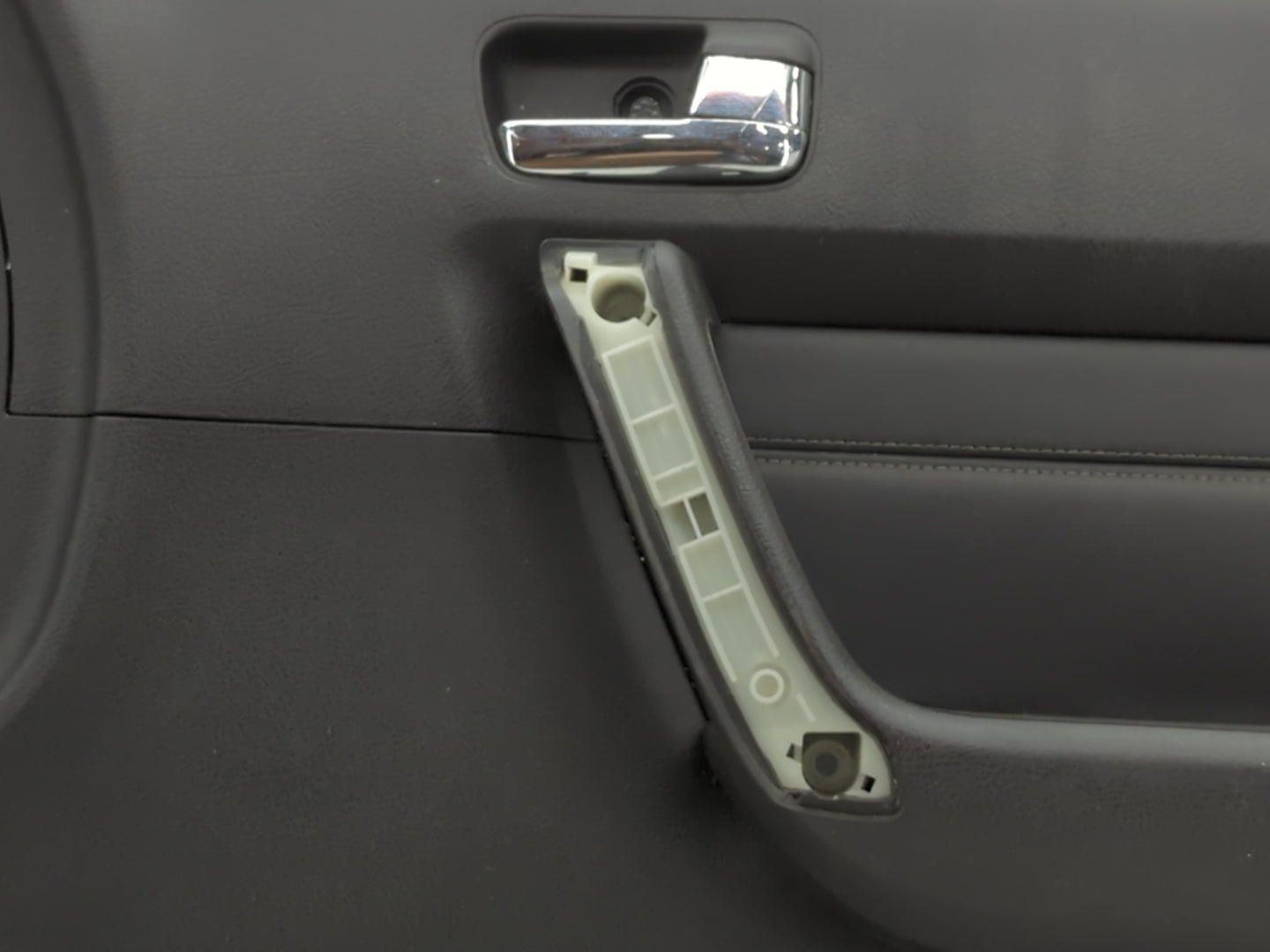 2006 Hummer H3 Front Right Passenger Interior Door Panel Trim - Oemusedautoparts1.com