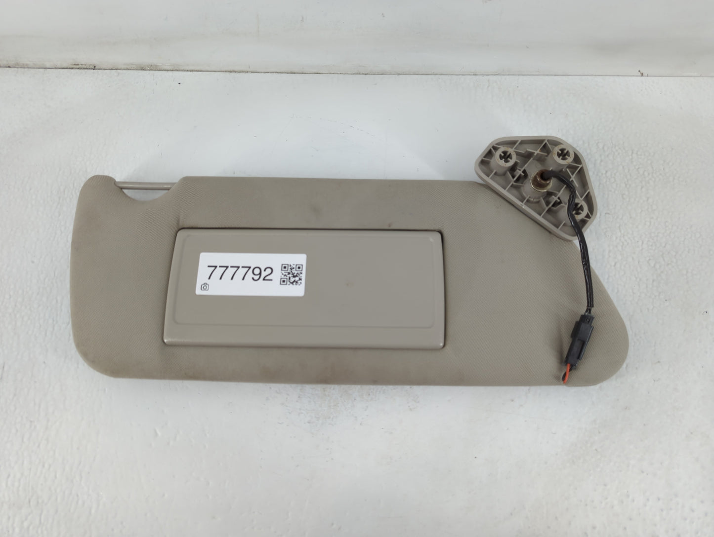 2006 Hummer H3 Sun Visor Shade Replacement Passenger Right Mirror Fits OEM Used Auto Parts - Oemusedautoparts1.com