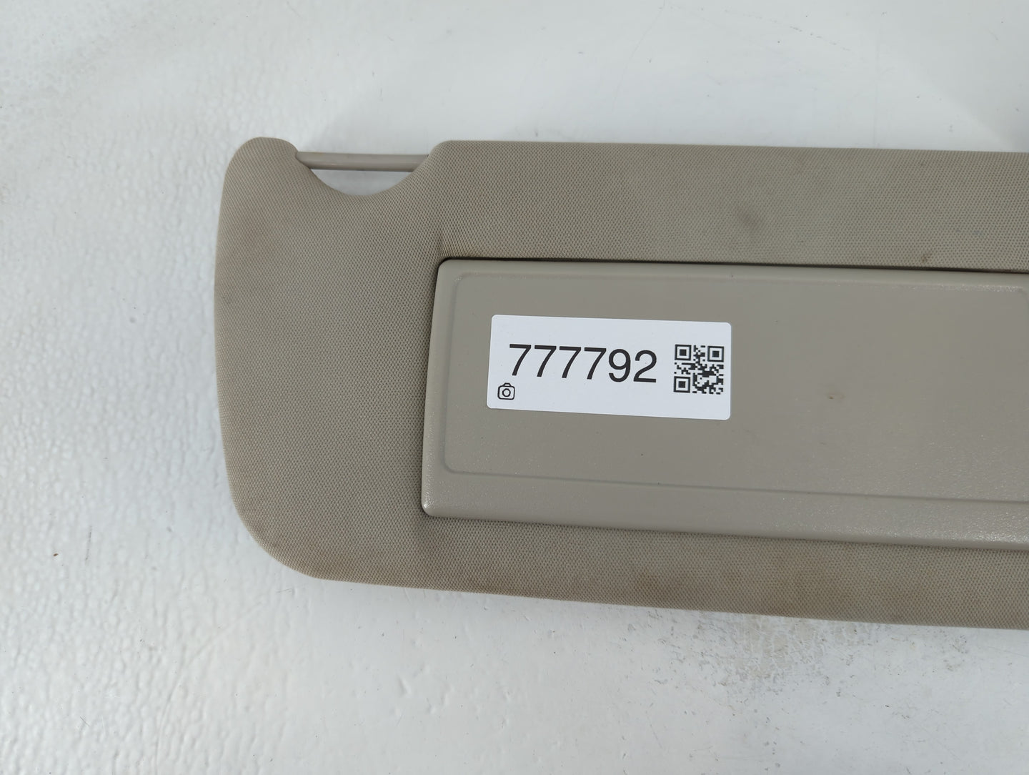 2006 Hummer H3 Sun Visor Shade Replacement Passenger Right Mirror Fits OEM Used Auto Parts - Oemusedautoparts1.com