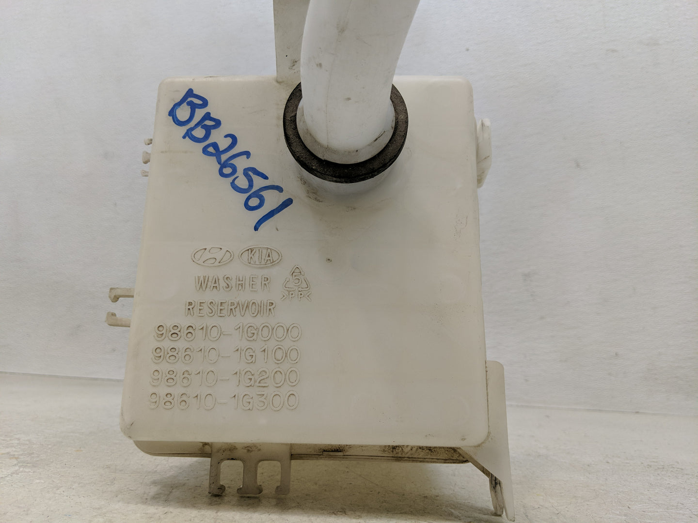 2006-2011 Hyundai Accent Windshield Washer Fluid Reservoir Bottle Oem - Oemusedautoparts1.com