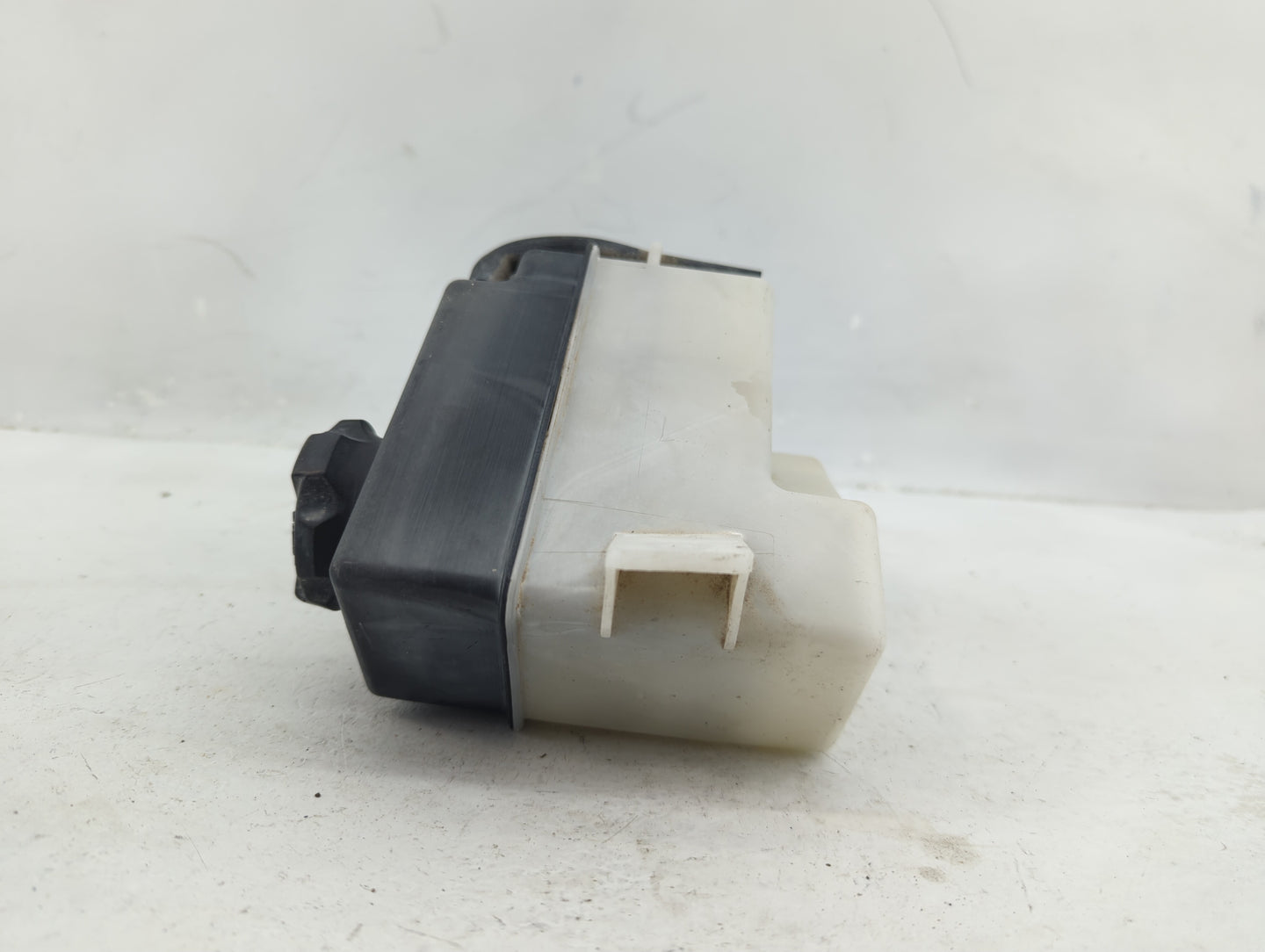 2006-2011 Hyundai Accent Radiator Coolant Overflow Expansion Tank Bottle 1367120 - Oemusedautoparts1.com