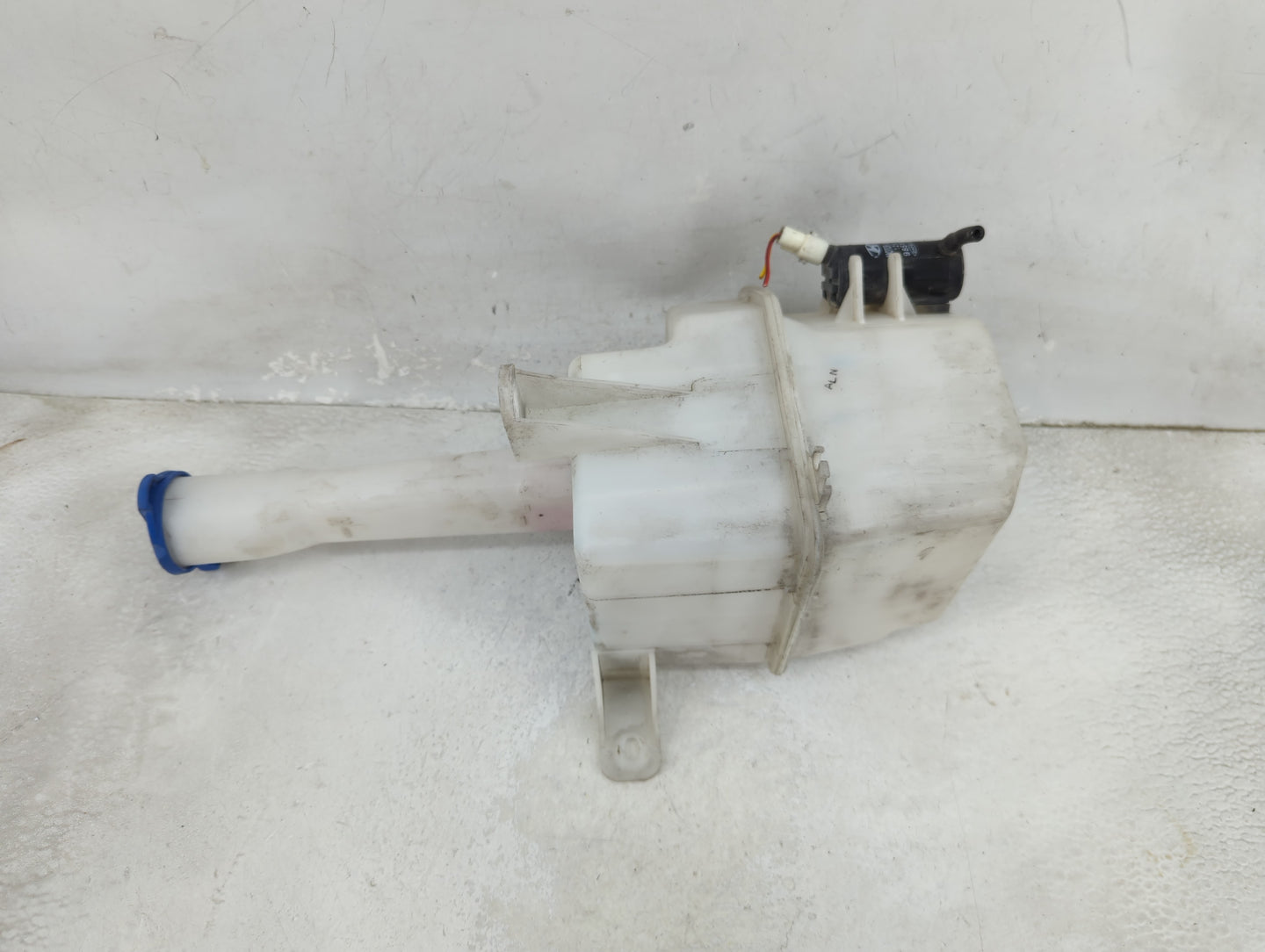 2001-2006 Hyundai Elantra Windshield Washer Fluid Reservoir Bottle Oem 1459496 - Oemusedautoparts1.com