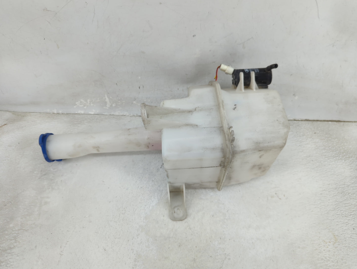 2001-2006 Hyundai Elantra Windshield Washer Fluid Reservoir Bottle Oem 1459496 - Oemusedautoparts1.com