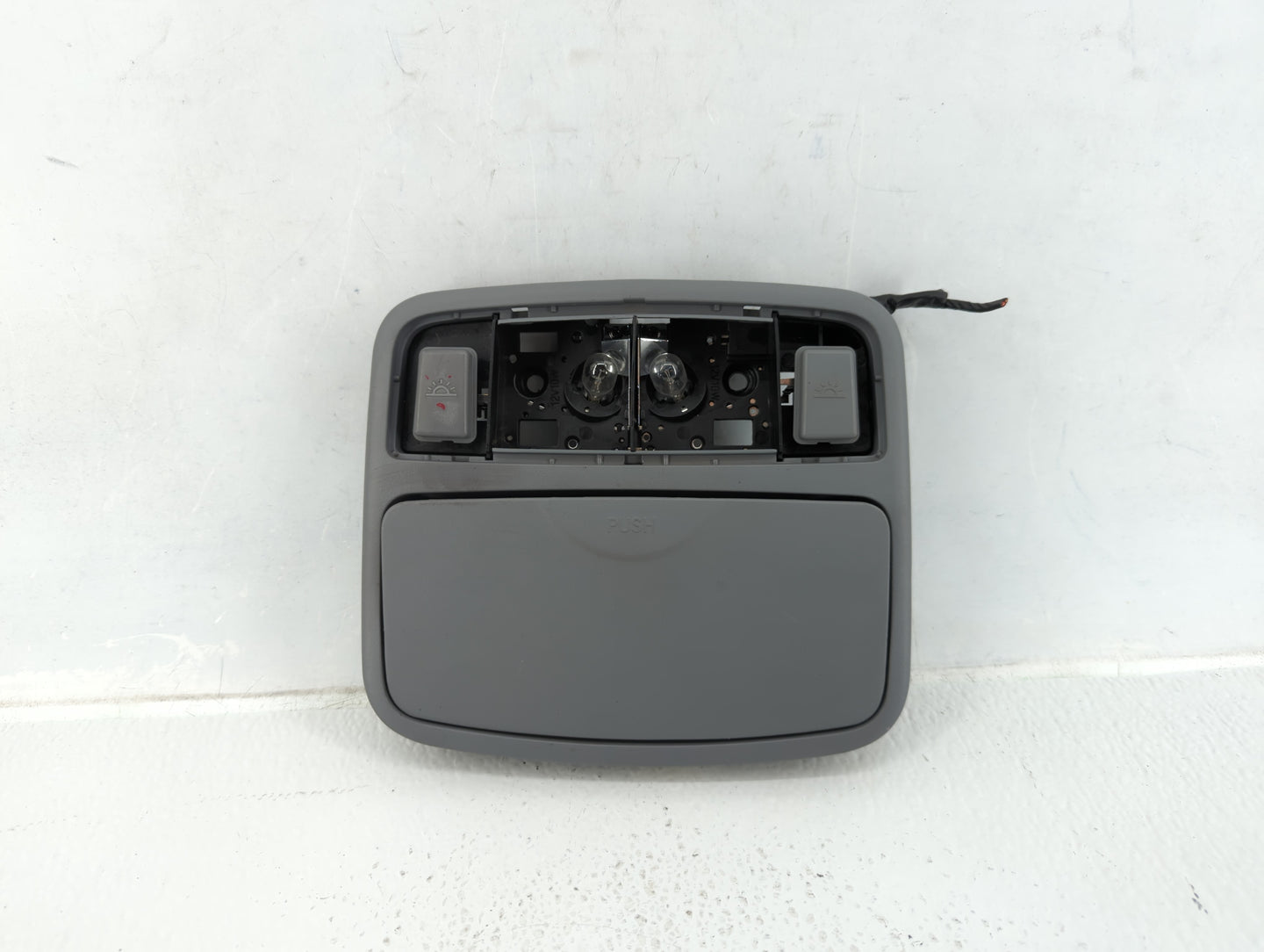 2001-2006 Hyundai Elantra Overhead Roof Console 588646 - Oemusedautoparts1.com