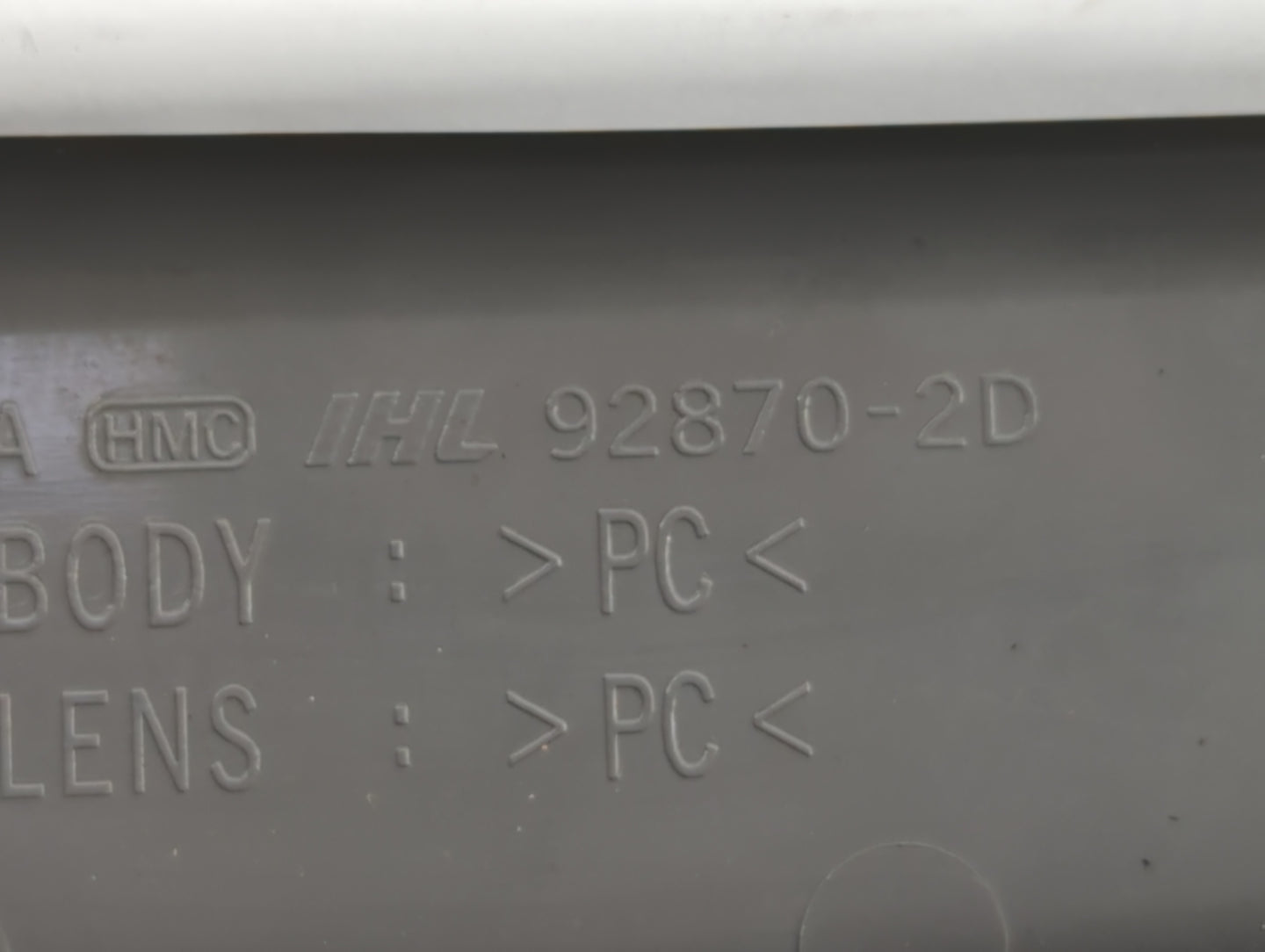 2001-2006 Hyundai Elantra Overhead Roof Console 588646 - Oemusedautoparts1.com