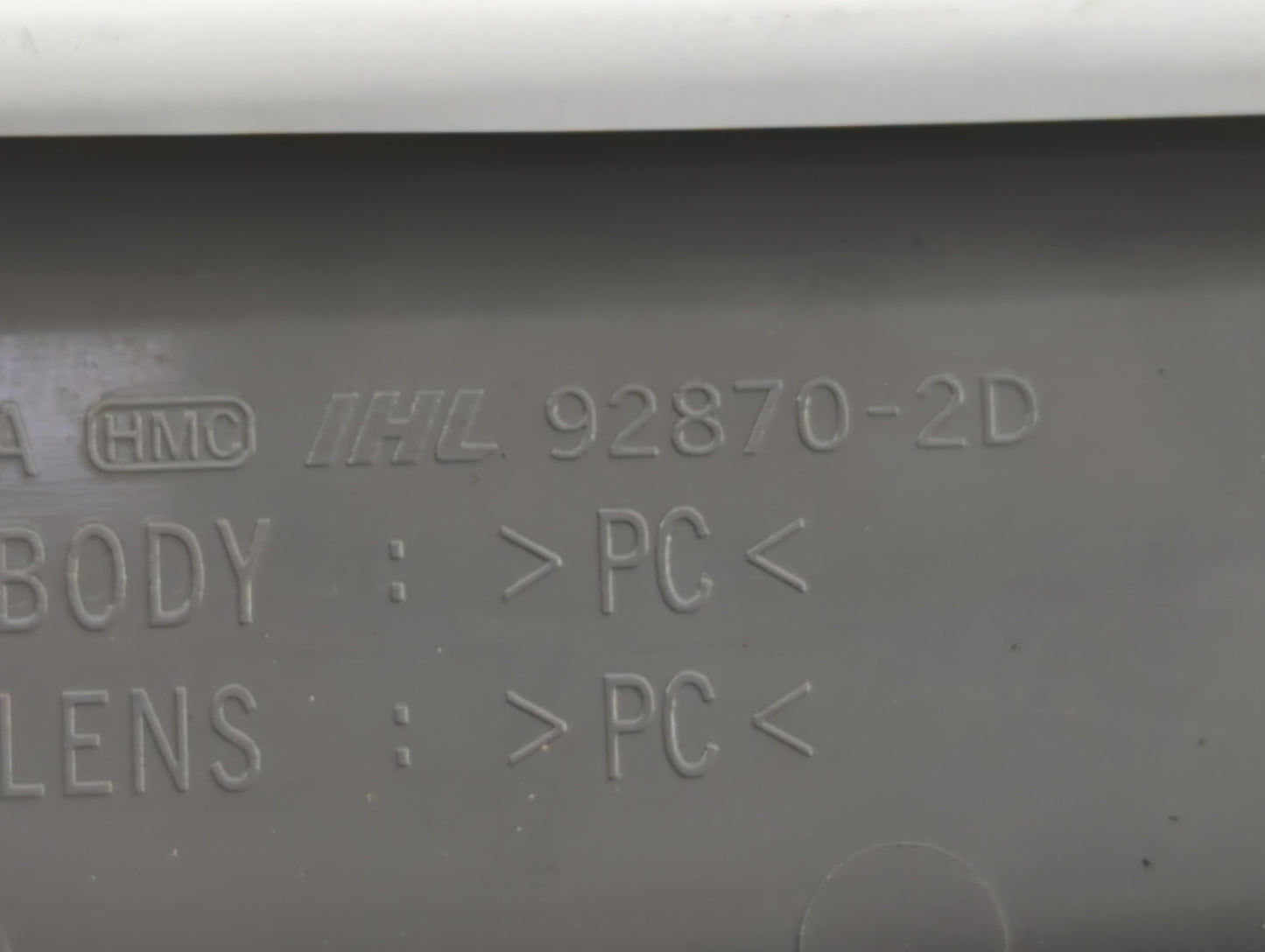 2001-2006 Hyundai Elantra Overhead Roof Console 588646 - Oemusedautoparts1.com