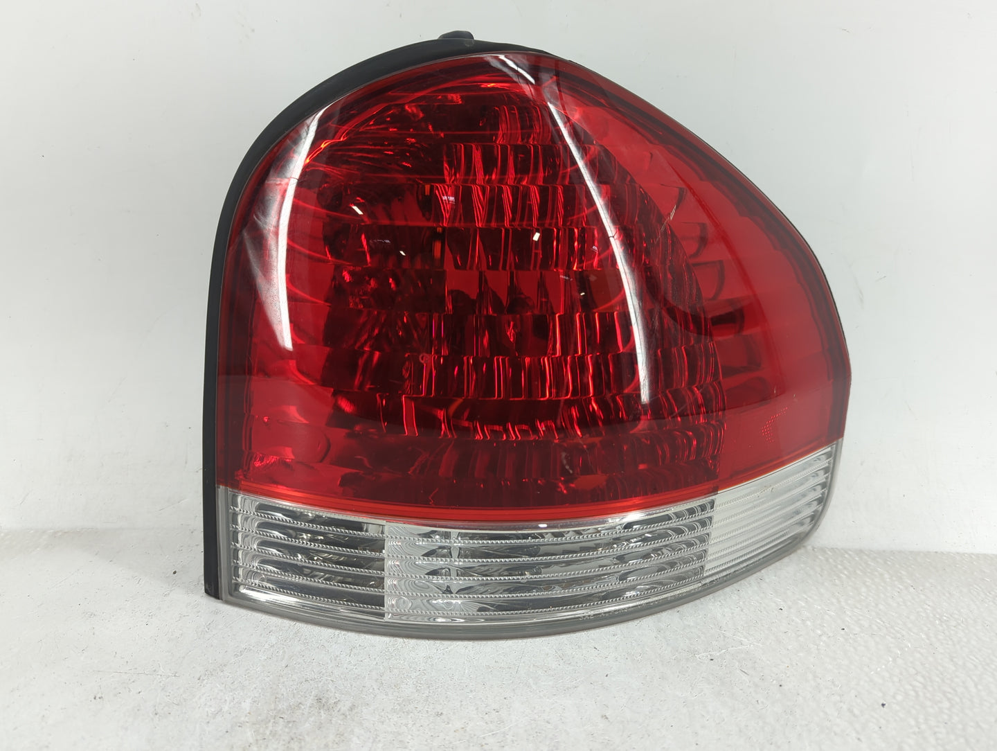 2005-2006 Hyundai Santa Fe Tail Light Assembly Passenger Right OEM P/N:92405-265XX Fits Fits 2005 2006 OEM Used Auto Parts -