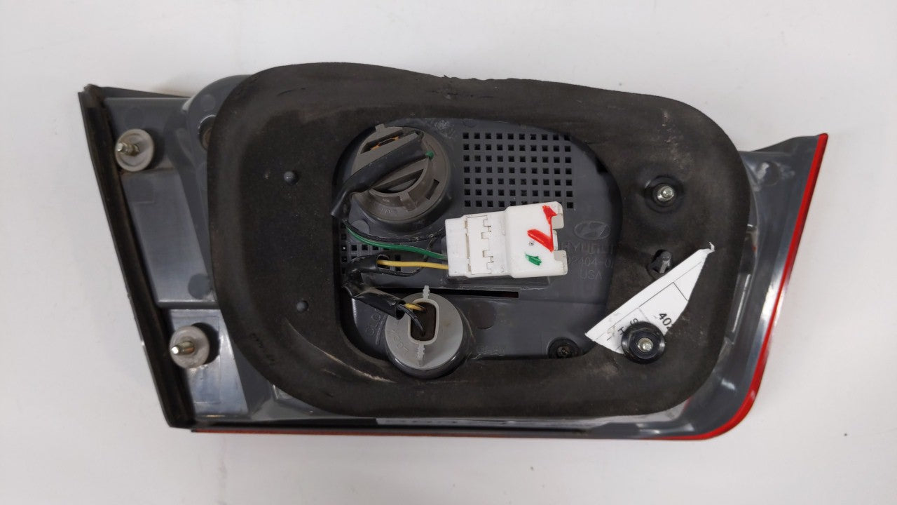 2006 Hyundai Sonata Tail Light Assembly Passenger Right OEM P/N:92404-0A0 Fits Fits 2007 2008 OEM Used Auto Parts - Oemuseda