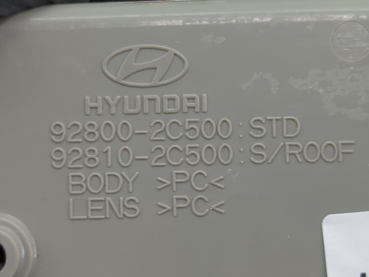 2005-2006 Hyundai Tiburon Overhead Roof Console 1465777 - Oemusedautoparts1.com