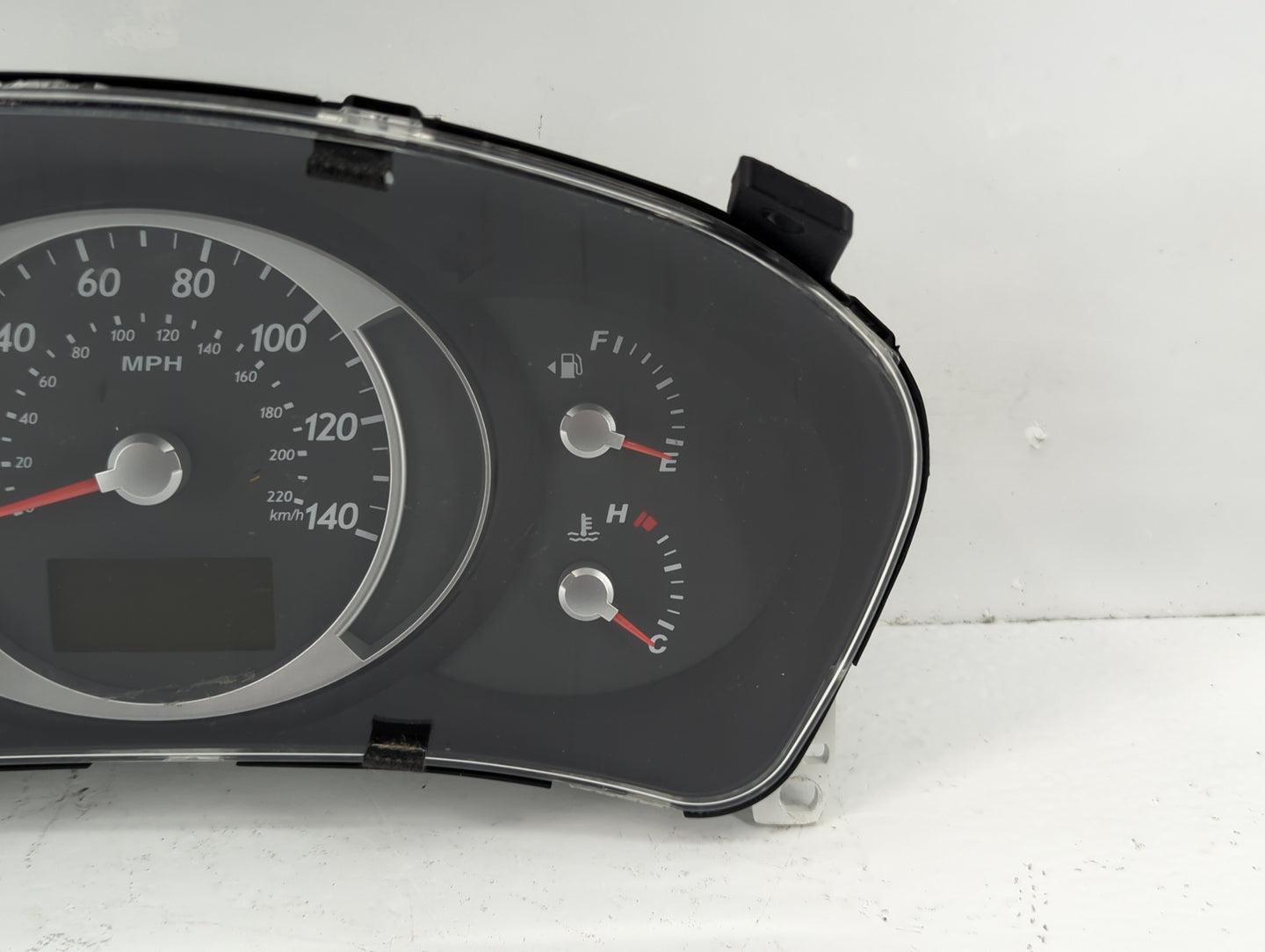 2005-2006 Hyundai Tucson Instrument Cluster Speedometer Gauges P/N:94001-2E130 Fits Fits 2005 2006 OEM Used Auto Parts - Oem