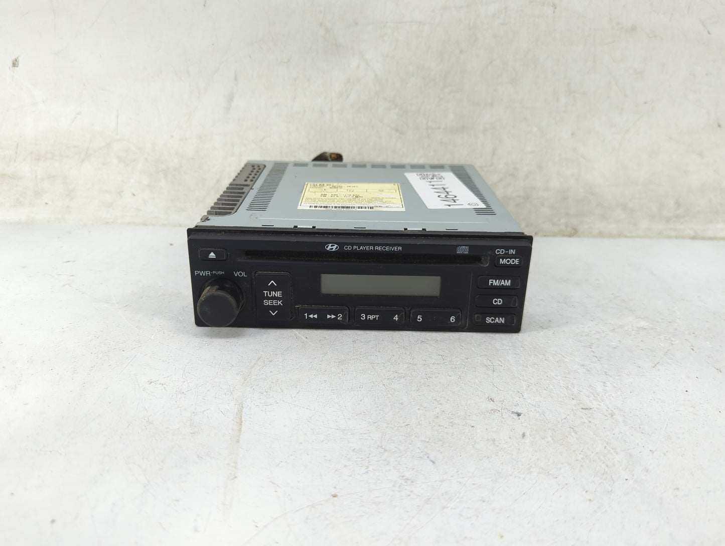 2005-2006 Hyundai Tucson Radio AM FM Cd Player Receiver Replacement P/N:96160-2E101 961602E101 Fits Fits 2005 2006 OEM Used 