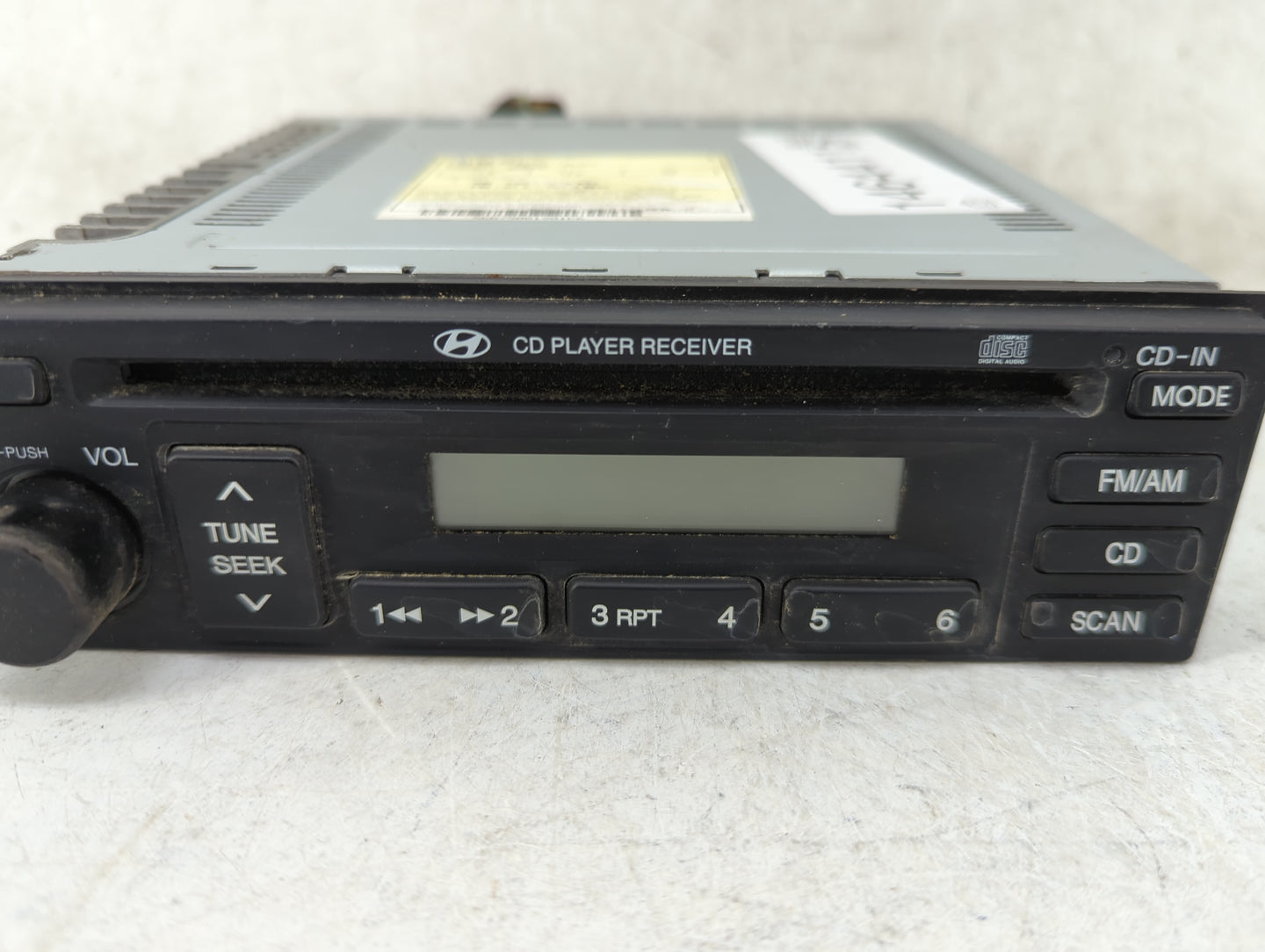 2005-2006 Hyundai Tucson Radio AM FM Cd Player Receiver Replacement P/N:96160-2E101 961602E101 Fits Fits 2005 2006 OEM Used 