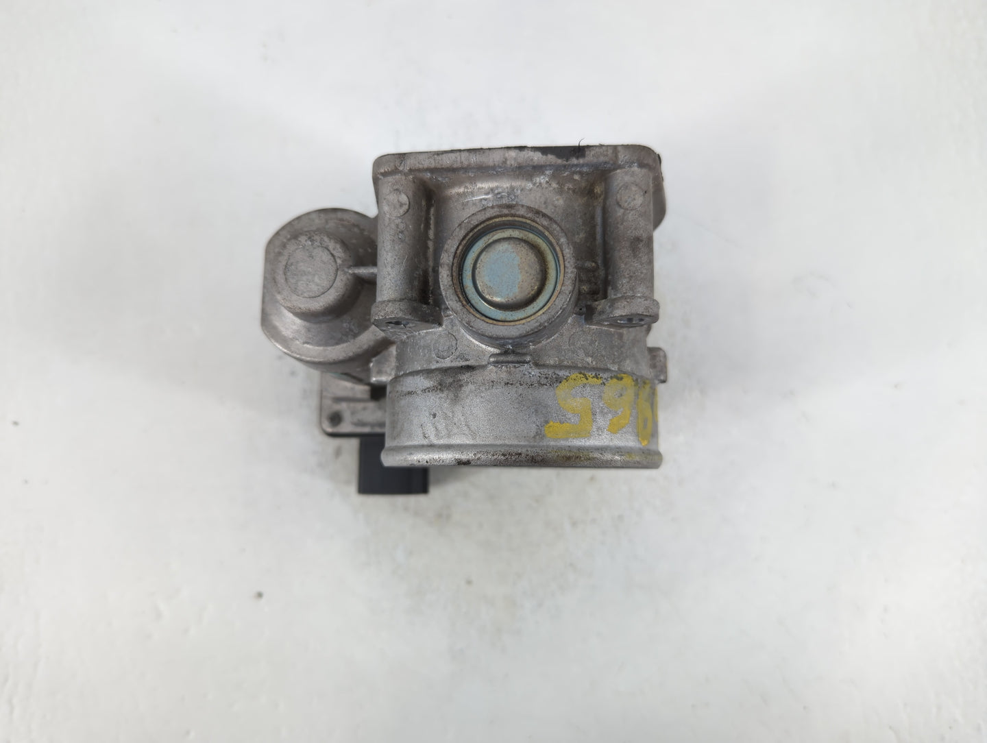 2006 Infiniti M35 Throttle Body P/N:P5105 Fits Fits 2002 2003 2004 2005 OEM Used Auto Parts - Oemusedautoparts1.com