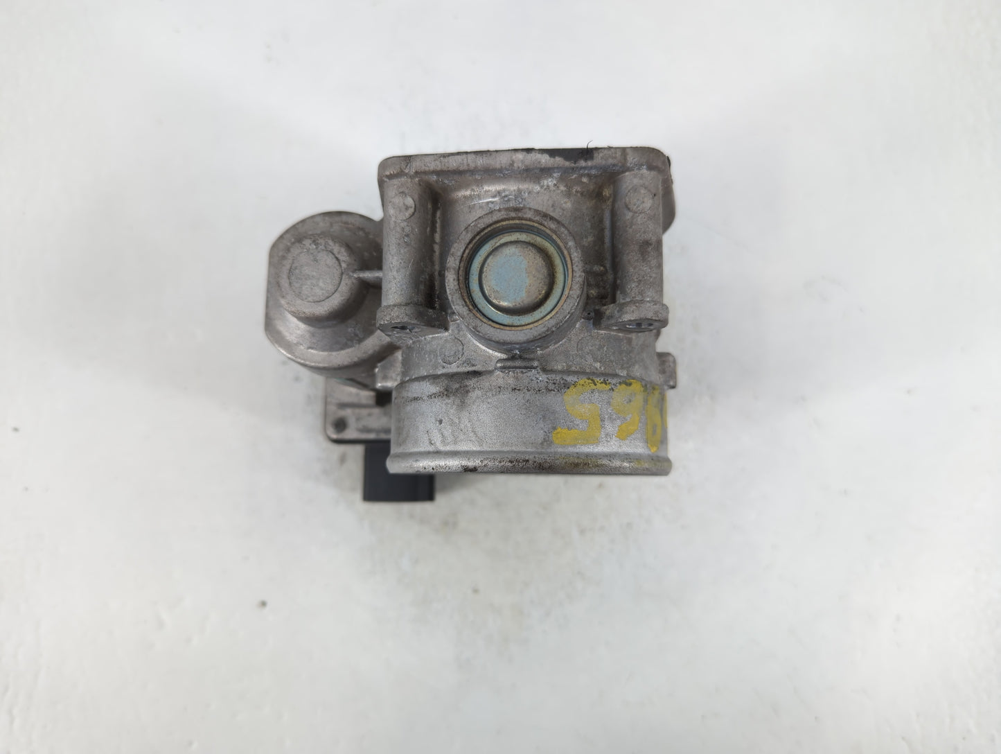 2006 Infiniti M35 Throttle Body P/N:P5105 Fits Fits 2002 2003 2004 2005 OEM Used Auto Parts - Oemusedautoparts1.com