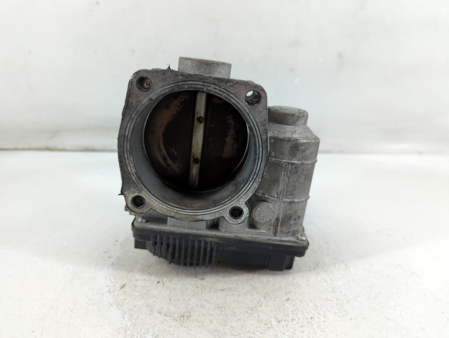 2006 Infiniti M35 Throttle Body P/N:P5105 Fits Fits 2002 2003 2004 2005 OEM Used Auto Parts - Oemusedautoparts1.com