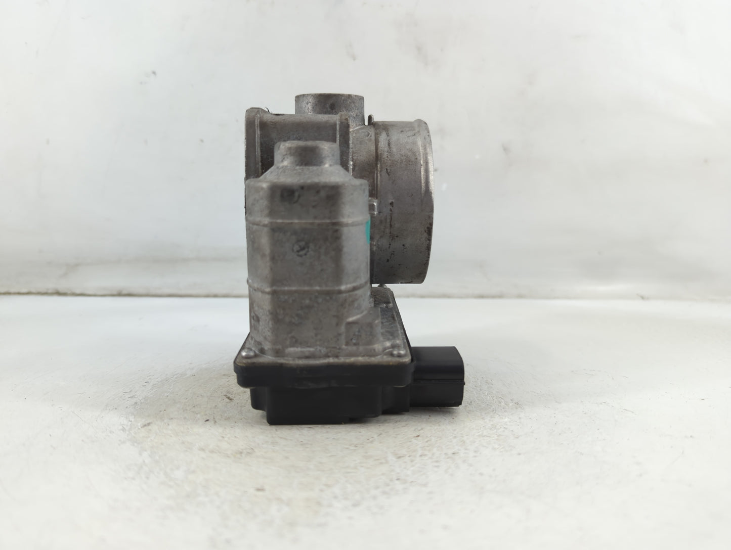 2006 Infiniti M35 Throttle Body P/N:P5105 Fits Fits 2002 2003 2004 2005 OEM Used Auto Parts - Oemusedautoparts1.com