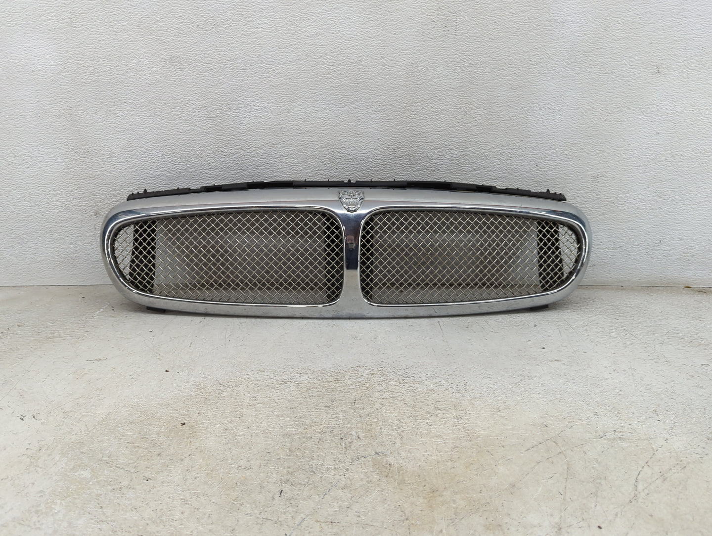 2006-2008 Jaguar X-type Front Grille Bumper Not Included - Oemusedautoparts1.com