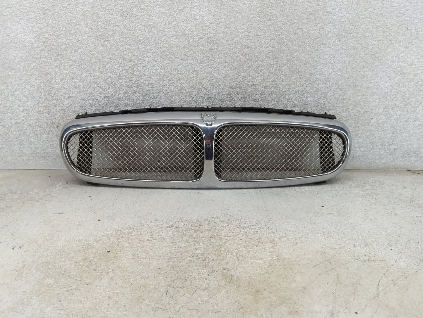 2006-2008 Jaguar X-type Front Grille Bumper Not Included - Oemusedautoparts1.com