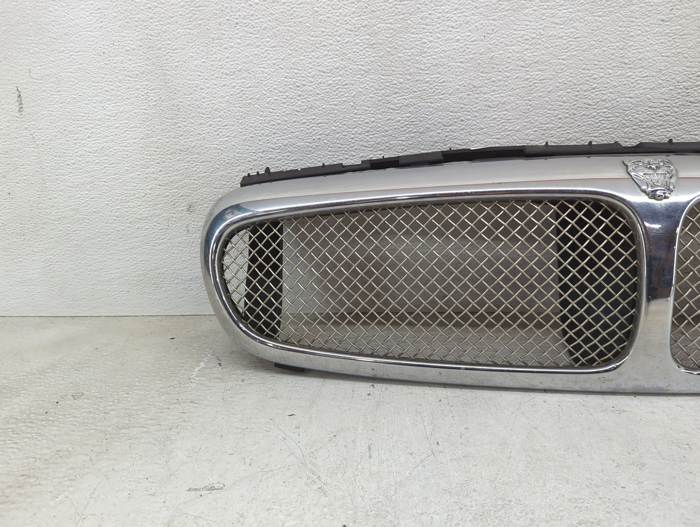2006-2008 Jaguar X-type Front Grille Bumper Not Included - Oemusedautoparts1.com