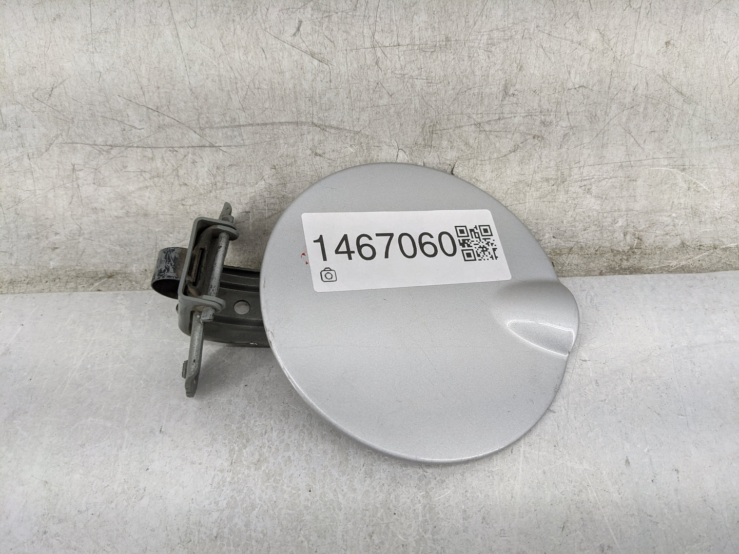 2006 Jeep Commander Fuel Tank Door Lid Gas Tank Silver - Oemusedautoparts1.com