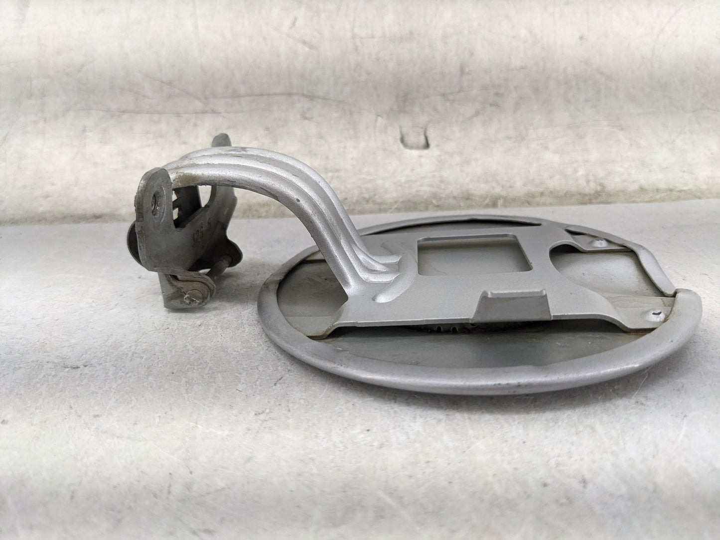 2006 Jeep Commander Fuel Tank Door Lid Gas Tank Silver - Oemusedautoparts1.com