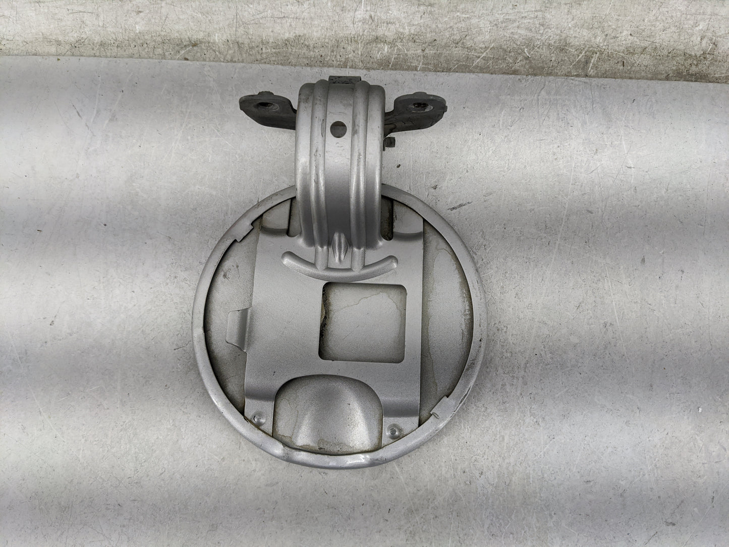 2006 Jeep Commander Fuel Tank Door Lid Gas Tank Silver - Oemusedautoparts1.com
