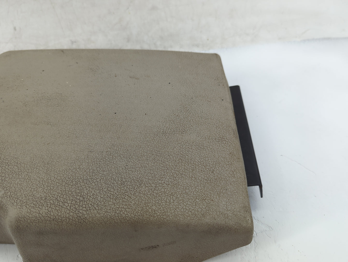 2006-2007 Jeep Commander Center Console Armrest Cover Lid Fits Fits 2006 2007 OEM Used Auto Parts - Oemusedautoparts1.com