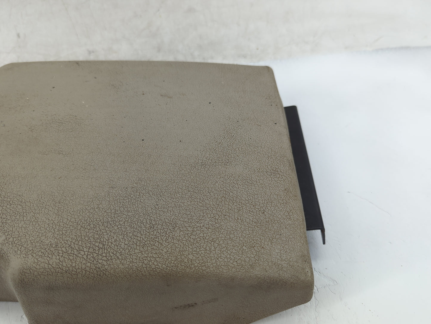 2006-2007 Jeep Commander Center Console Armrest Cover Lid Fits Fits 2006 2007 OEM Used Auto Parts - Oemusedautoparts1.com