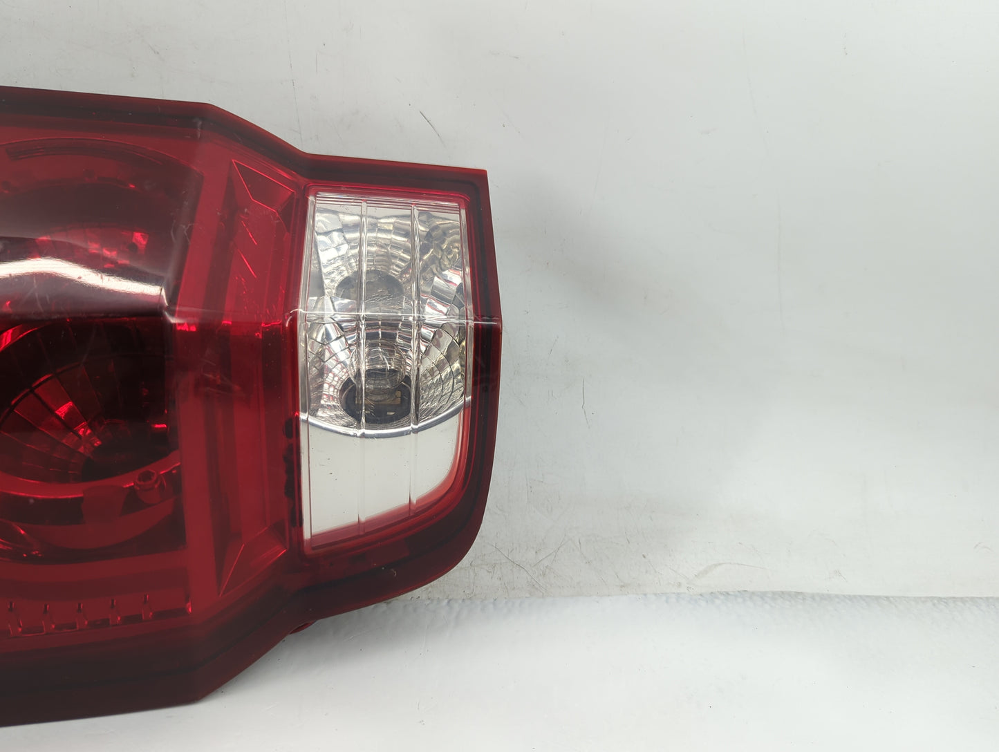 2006-2010 Jeep Commander Tail Light Assembly Driver Left OEM Fits Fits 2006 2007 2008 2009 2010 OEM Used Auto Parts - Oemuse