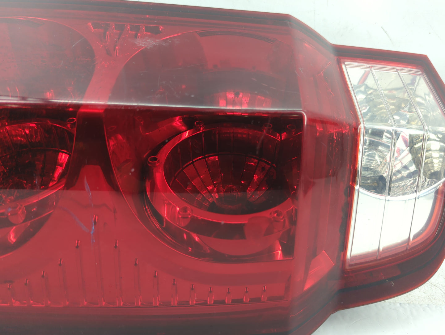 2006-2010 Jeep Commander Tail Light Assembly Driver Left OEM Fits Fits 2006 2007 2008 2009 2010 OEM Used Auto Parts - Oemuse