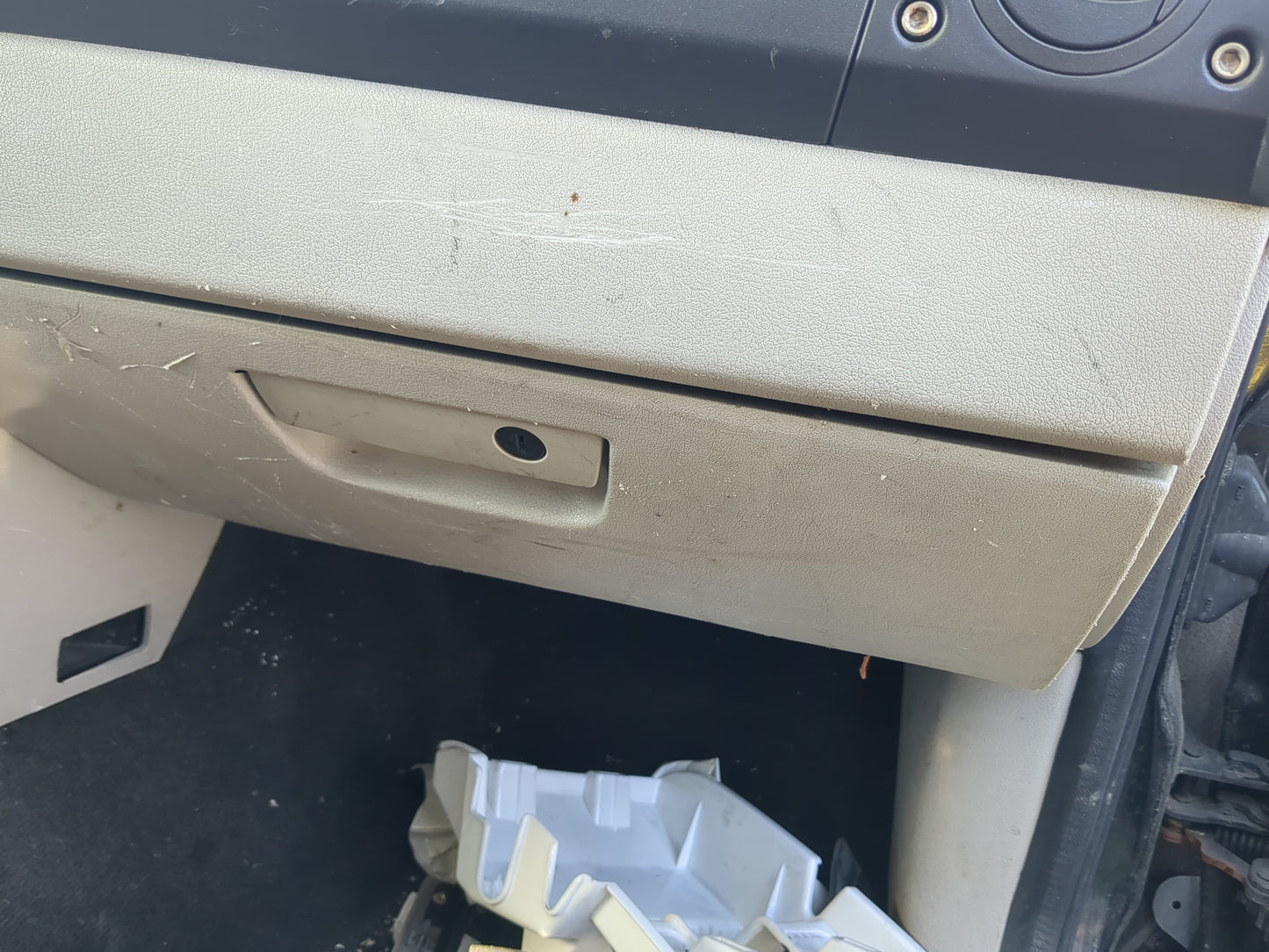 2006 Jeep Commander Passenger Glove Box Door Storage Compartment - Oemusedautoparts1.com